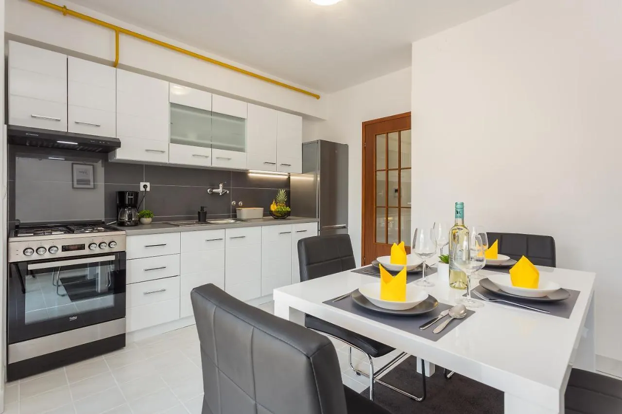 Laveruda Apartment With Balcony And Free Parking Pula