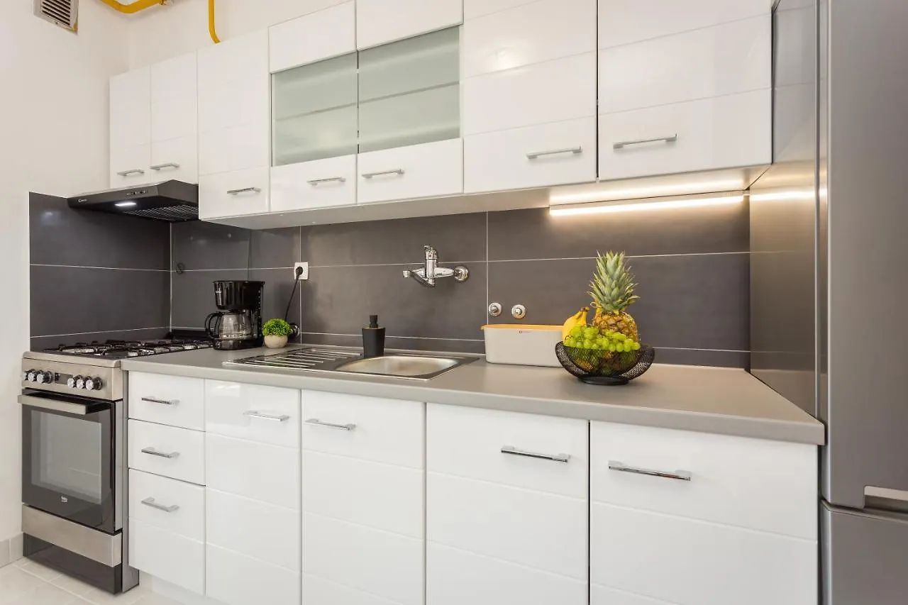 Laveruda Apartment With Balcony And Free Parking Pula
