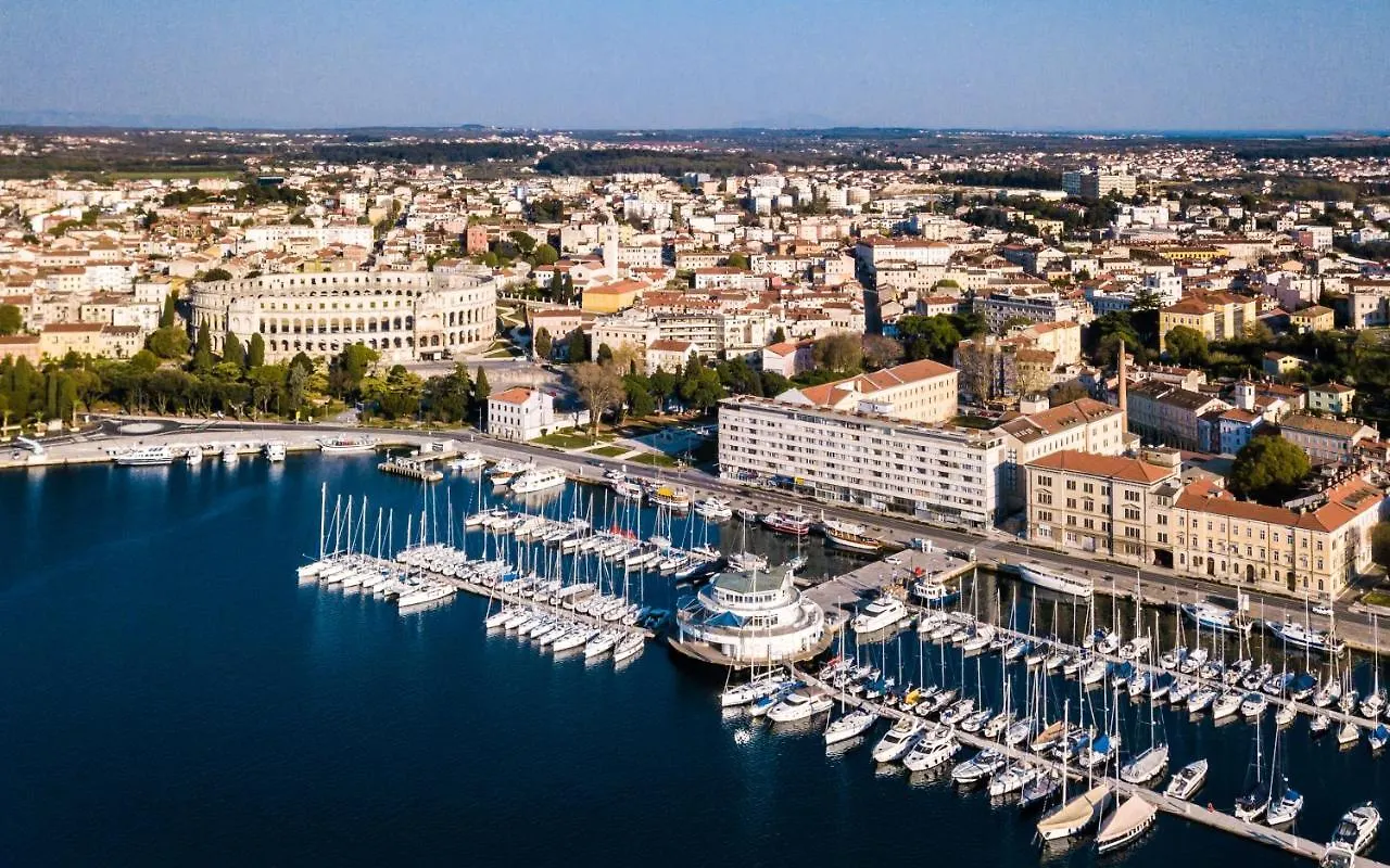 Laveruda Apartment With Balcony And Free Parking Pula