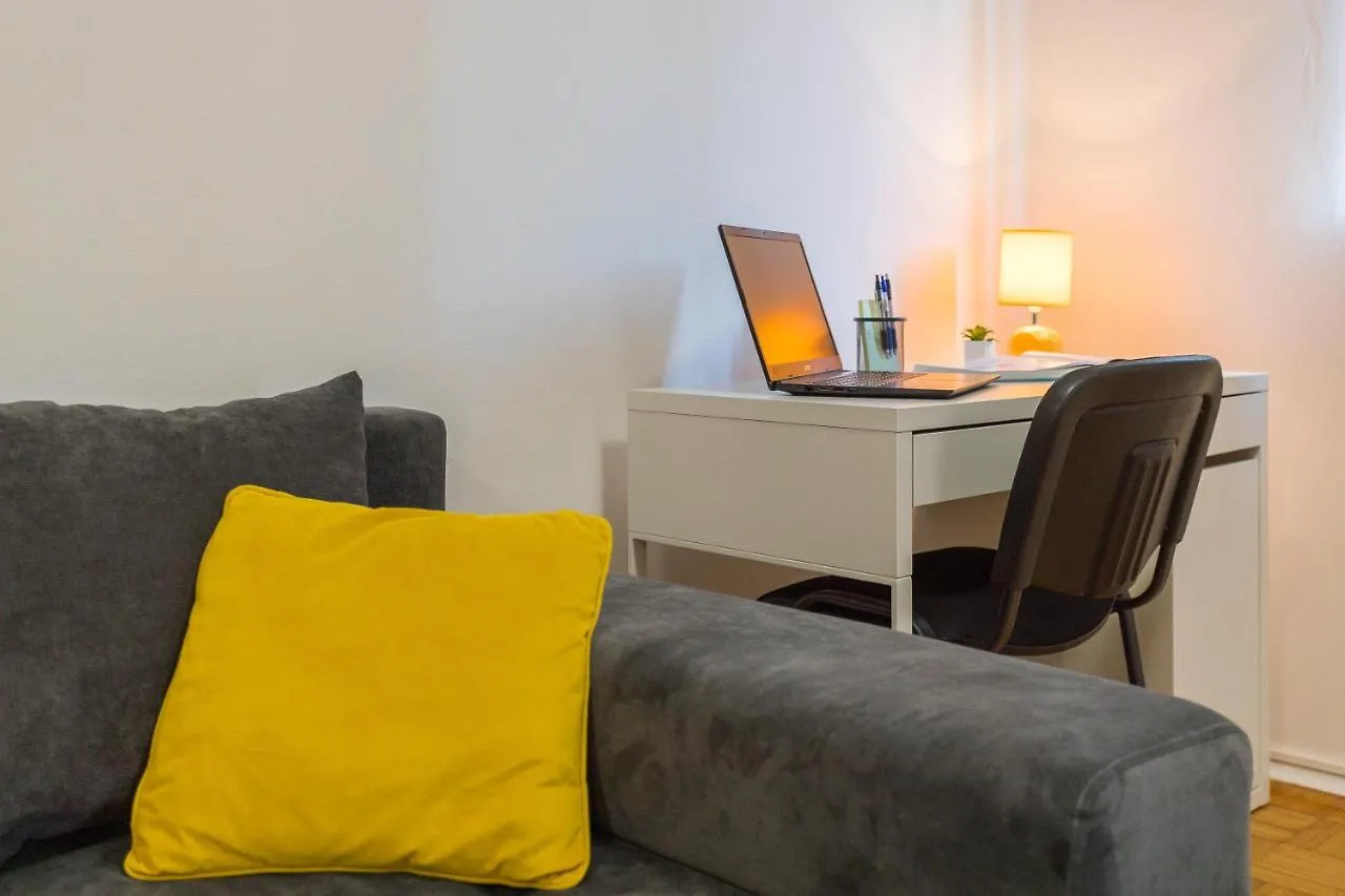 Laveruda Apartment With Balcony And Free Parking Pula 0*,