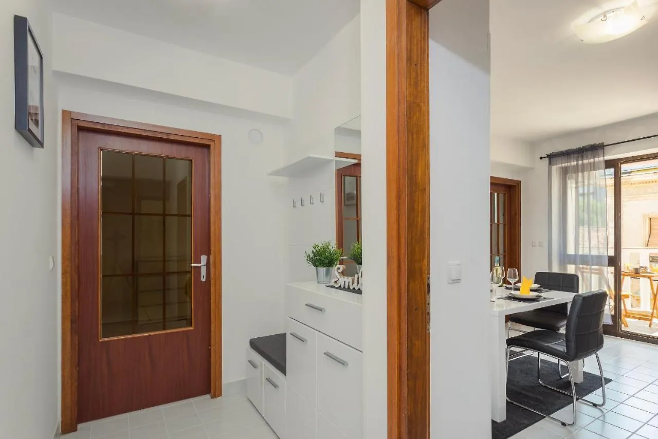 Laveruda Apartment With Balcony And Free Parking Pula