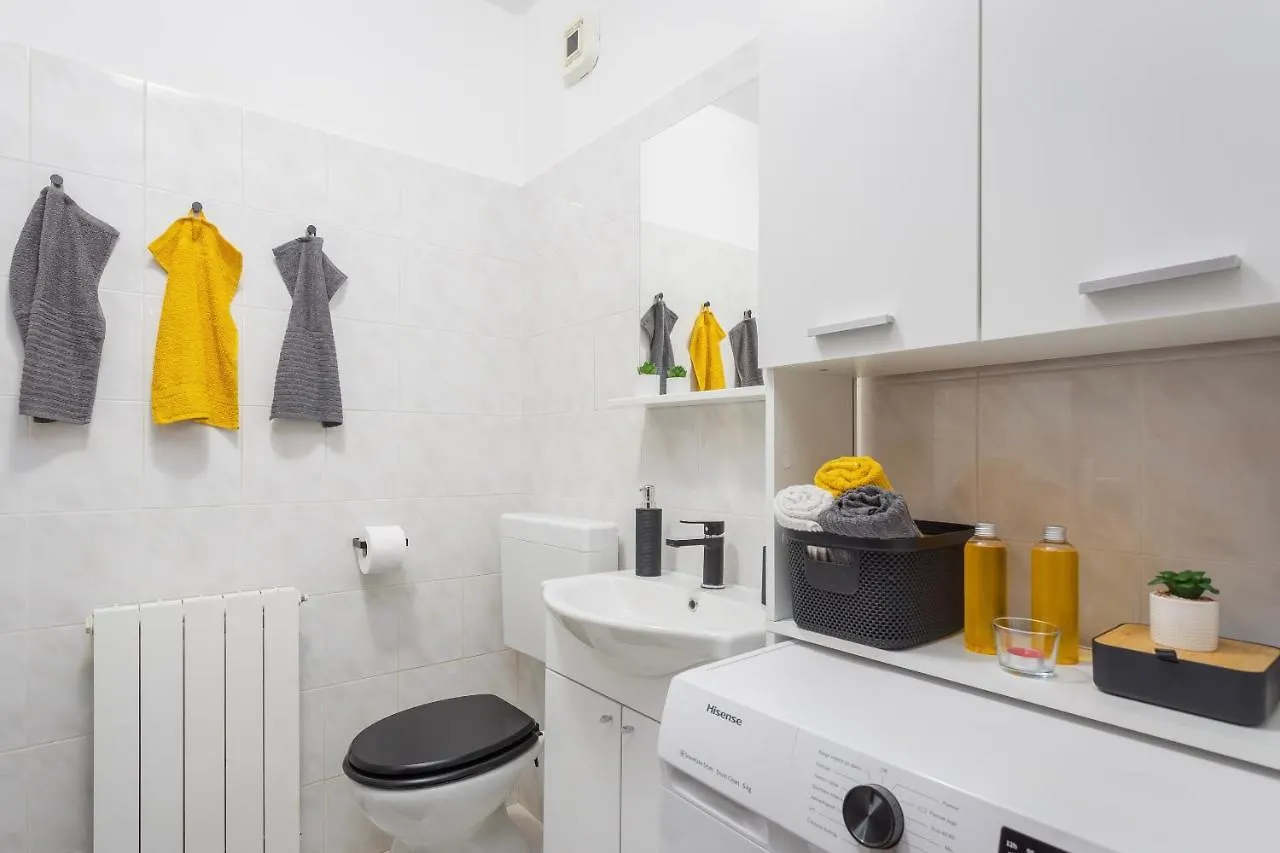 Laveruda Apartment With Balcony And Free Parking Pula 0*,