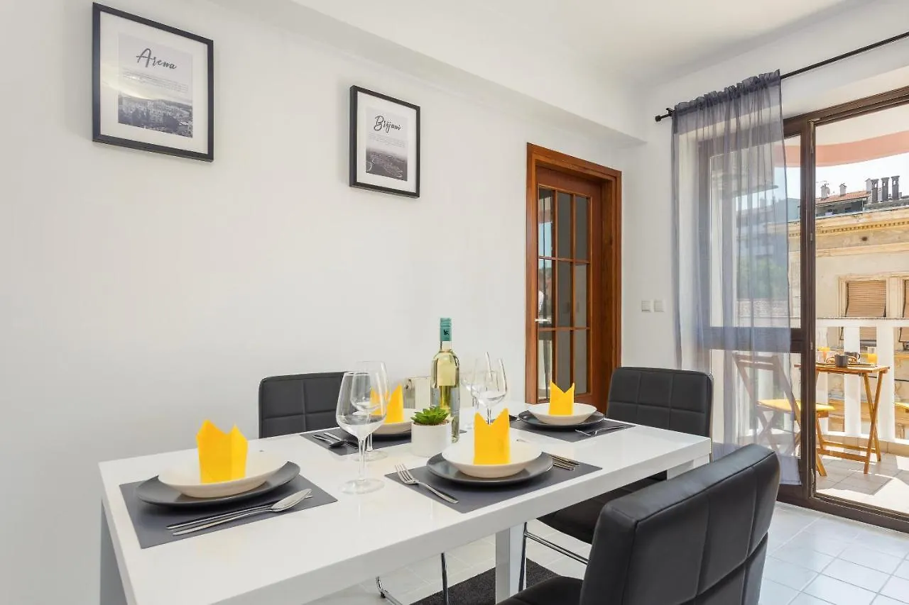 Laveruda Apartment With Balcony And Free Parking Pula