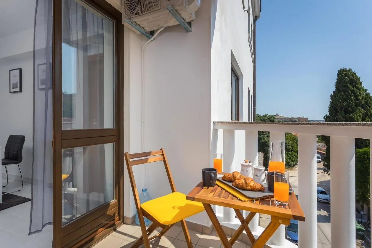 Laveruda Apartment With Balcony And Free Parking Pula