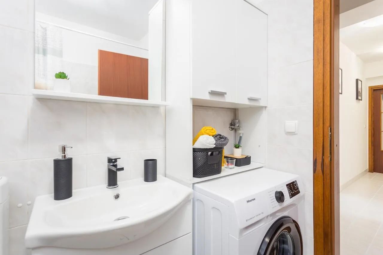 Laveruda Apartment With Balcony And Free Parking Pula